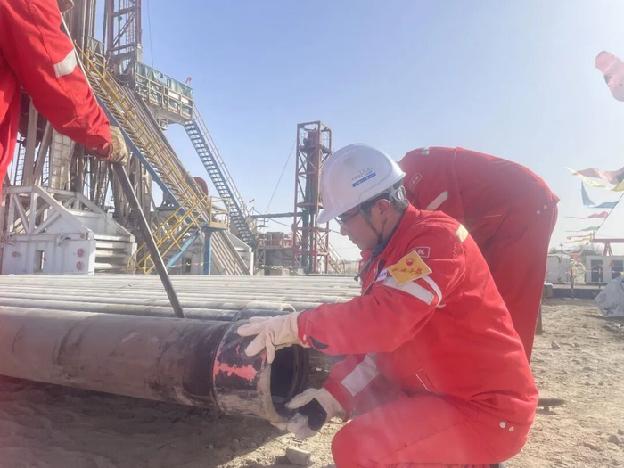 刘皓枫正在检查套管尺寸。