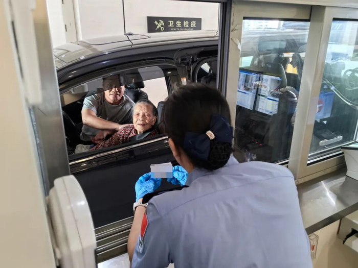 旅客从小车“一站式”查验通道入境。（郑康为 摄）