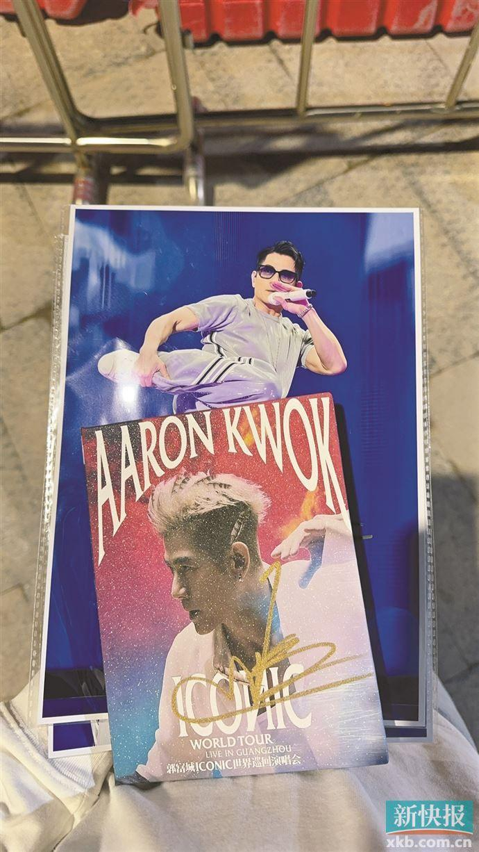 ■记者购买的假专辑和亲签。