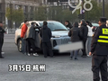 杭州315问题车展开幕车企急了 有人在入口处拦截维权车主