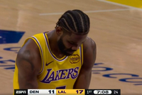 浪费机会！艾顿强攻内线造成杀伤 但随后两罚全丢