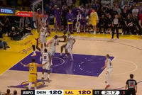 飞不动了！詹姆斯接球强攻 遭阿隆·戈登遮天血帽