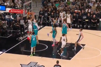 不愧是参加过扣篮大赛的！卡特·布莱恩特空切隔扣卡尔克布伦纳！