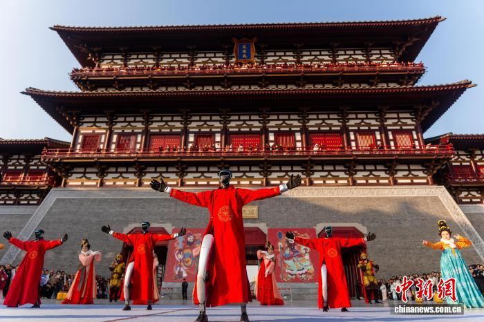 2月18日，中国农历大年初二，身着汉服的机器人亮相河南洛阳隋唐洛阳城，与景区演员进行互动表演。　牛林林 摄