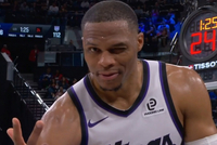 阳光开朗大男孩！威少模仿裁判比出3罚手势 随后对着镜头送上wink