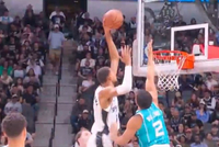 我只是微微一笑~文班亚马单打格威 转身蹦起左手单臂隔扣很轻松！