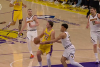 东子急中生智！东契奇传球瞬间改投篮造成杀伤 随后两罚一中