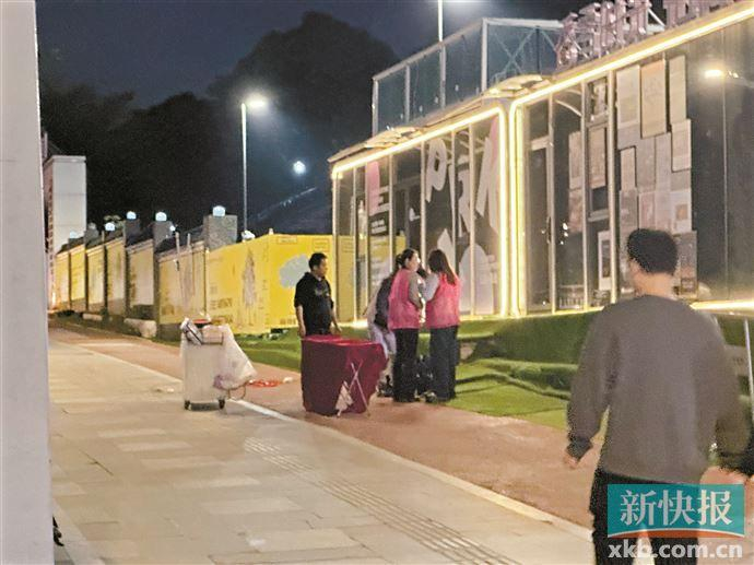 ■交易后，销售人员迅速收起摊位。