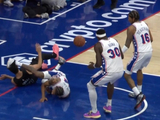 虚惊一场！特里上篮失衡摔在地上肩膀着地 缓了一会儿回到比赛