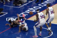 虚惊一场！特里上篮失衡摔在地上肩膀着地 缓了一会儿回到比赛