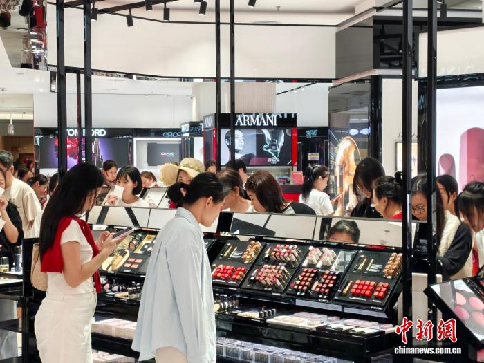 2月23日，消费者在cdf海口日月广场免税店购物。中新网记者 王子谦 摄