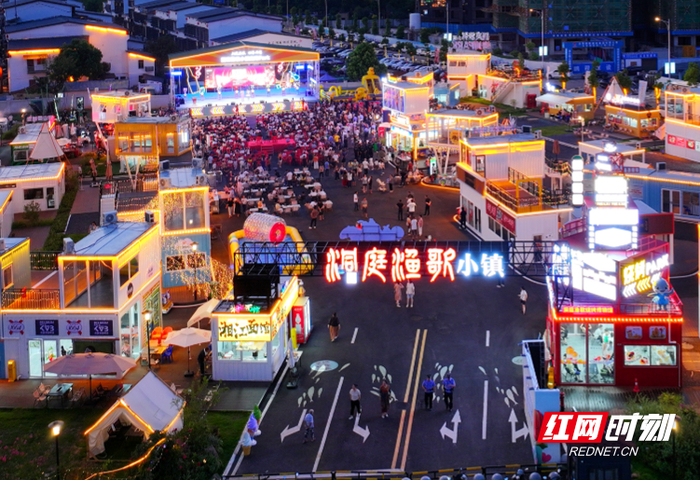 岳阳烧烤消费节晚会在岳阳楼区洞庭渔歌小镇启幕。戚壮波/摄