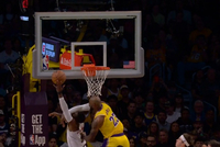 打小哈达威头上~詹姆斯失误后奋力回追 犯规破坏对手快攻