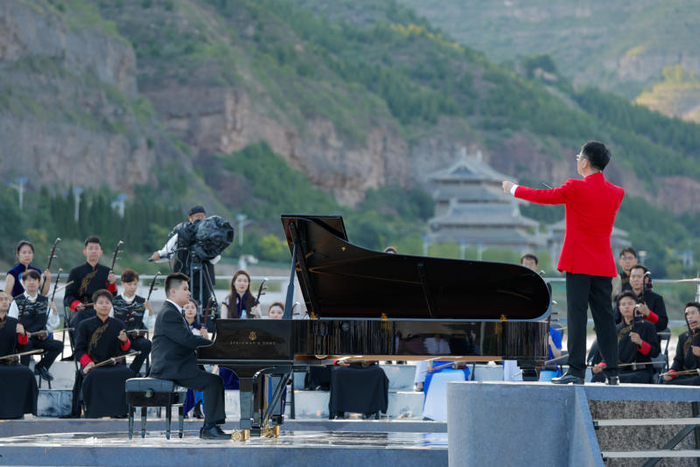 刘浩与乐队合奏现场。受访者供图