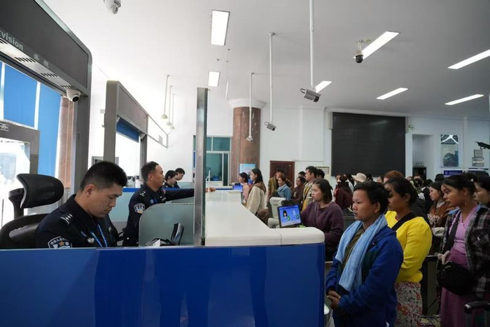 作为我国对缅开放的“前沿窗口”，瑞丽口岸呈现出入境客流持续攀升的繁忙景象。瑞丽口岸供图