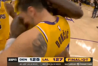 ️爱你！比赛结束后詹姆斯第一时间从后场狂奔回去和东契奇拥抱