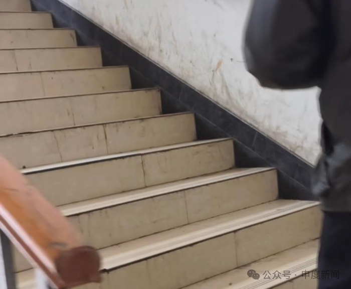 ▲宝誉美食广场楼梯间环境