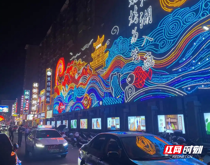 暮色四合时，岳阳夜市便开始升腾起另一种温度。受访者供图