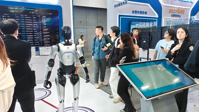 （具身智能机器人与求职者互动。赵晓晨摄）