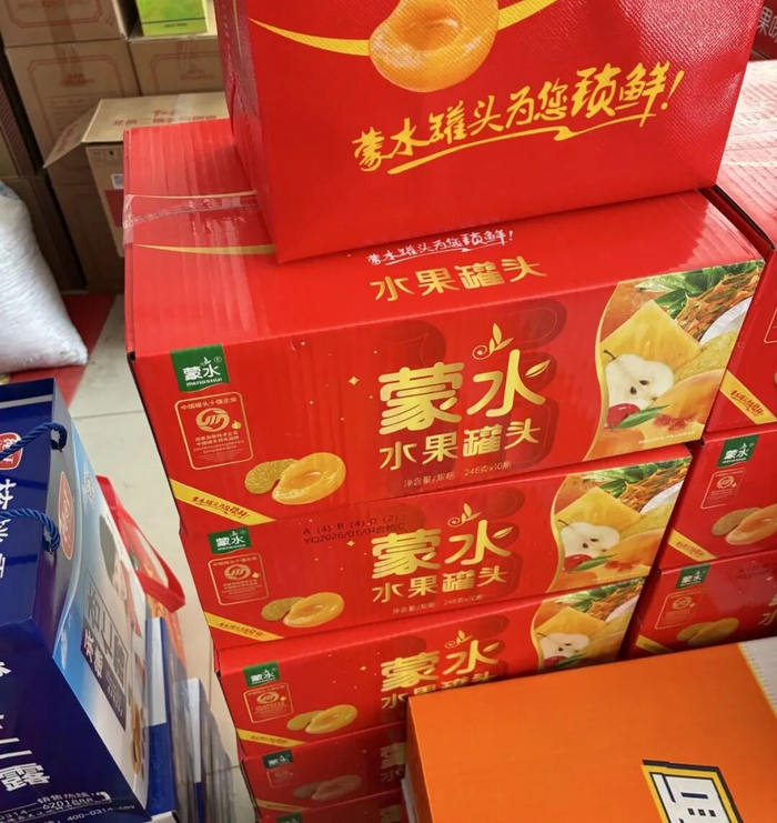 定兴县一家乡村超市的礼盒产品。（图片拍摄：界面新闻 赵晓娟）