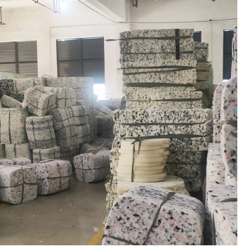 被家具企业采购的各色再生海绵