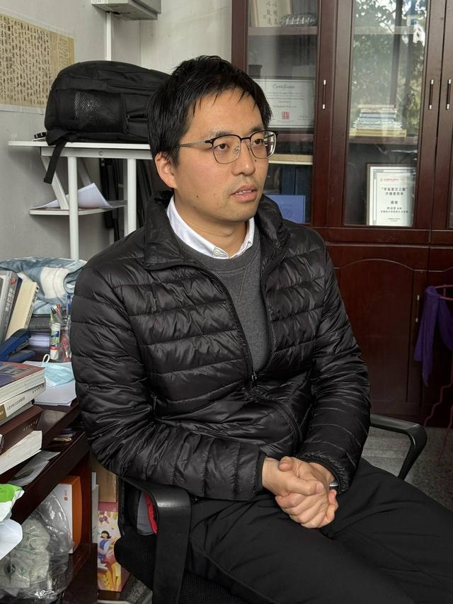 何博士接受采访中 刘彦君摄