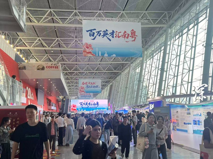 “百万英才汇南粤”2026春季⼤型招聘会现场。魏彤/摄