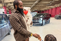 超级奶爸！女友晒哈登抱着孩子和自己的孩子拉手指