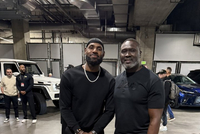 让詹姆斯看起来很小只阿杜·蒂耶罗父亲晒照：我和GOAT🐐