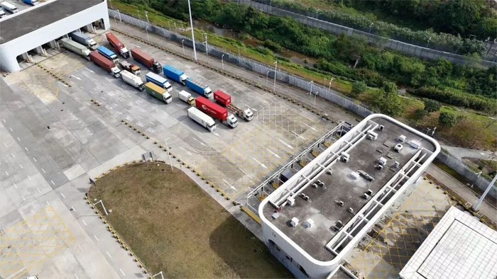 深圳莲塘口岸跨境货车有序通关。（赵伟峻 摄）