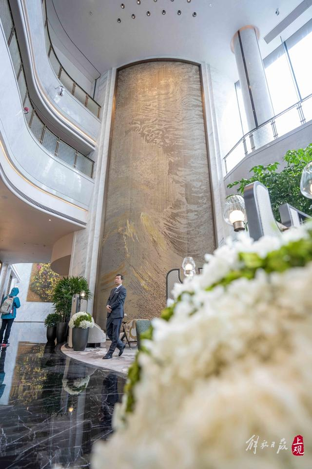 华亭宾馆大堂巨幅装饰画，以流动的黄浦江为主题。 孟雨涵 摄