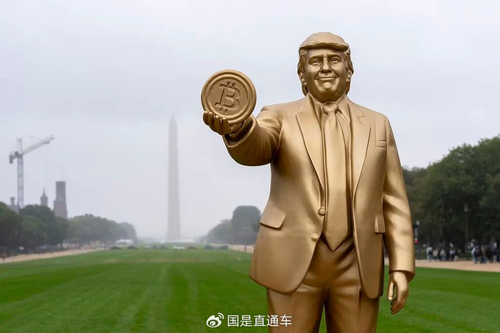 当地时间2025年9月17日，美国华盛顿国家广场上展示了一尊特朗普的雕像。图/视觉中国