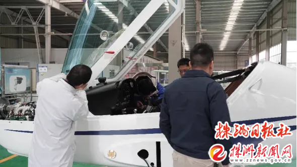 山河星航工作人员在打包发货前进行最后检查。 通讯员供图
