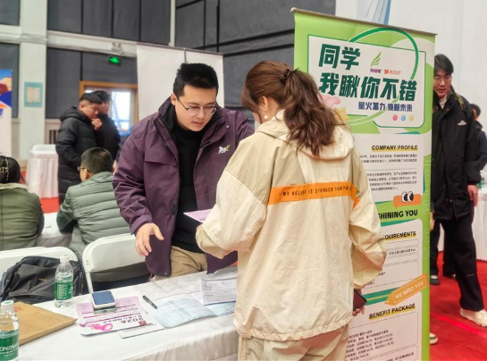 　　毕业生与用人单位交流。