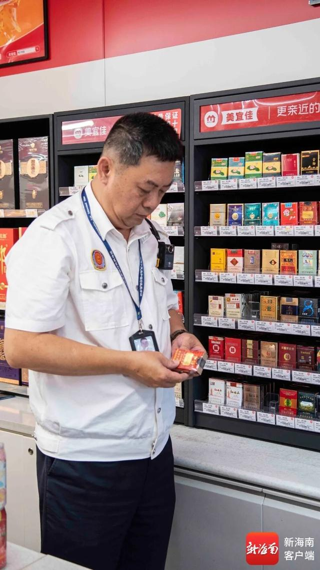 海口市烟草专卖局稽查人员对美宜佳便利店进行检查。蒙健 摄 