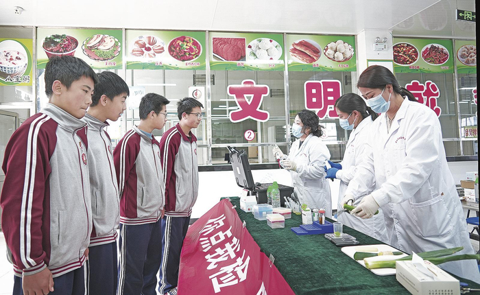 学生现场查看蔬菜农药检测过程。 通讯员 翟娜娜 摄