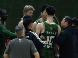 差点动手！赵柏清与郭昊文暂停时发生冲突 双双被换下&分坐两端