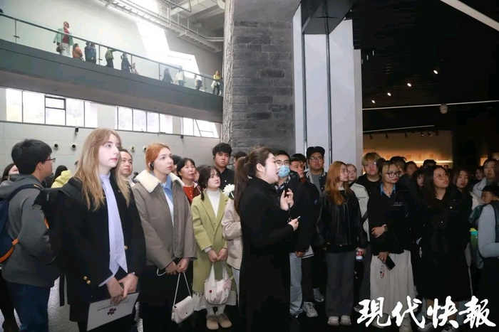 国际青年参观纪念馆