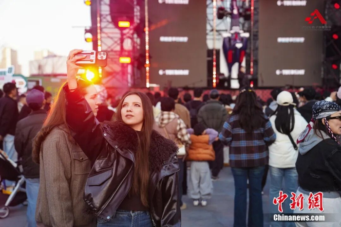 游客打卡上海赛车文化月相关活动。上海徐汇供图