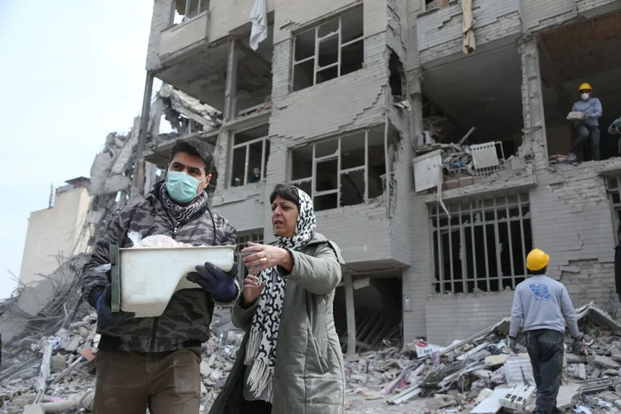 3月12日，在伊朗首都德黑兰，市民站在建筑废墟前。 新华社记者 沙达提 摄