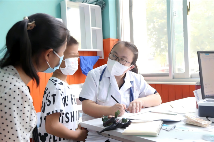 图｜诊室中，梁爽正在看诊。