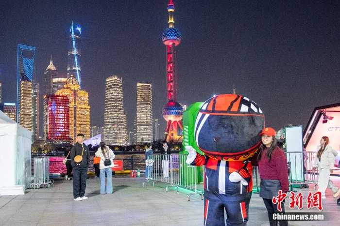 民众进行体验。上海虹口供图。