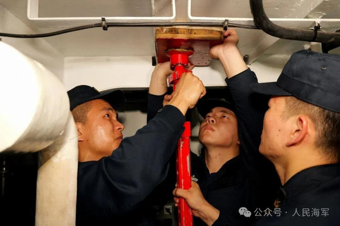 ▲官兵开展损管训练