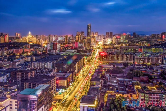 夜幕下的八一七路灯火辉煌。包华 摄