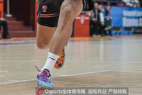 邱彪：小外援约翰逊刚来 现在也就是恢复了50% 他很努力 也在适应