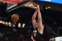 媒体人：面对跟自己身材差不多的中锋时 杨瀚森欠缺稳定性&amp;强硬度