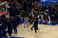 哈哈哈有点逗！暂停期间马克西手痒难耐试图勾手 表情稍显夸张