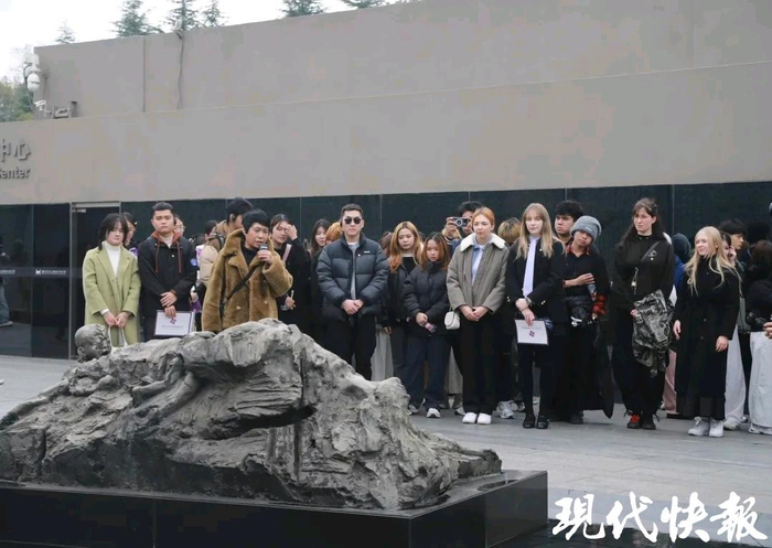 南京大屠杀历史记忆传承人常小梅讲述雕塑背后的家族往事