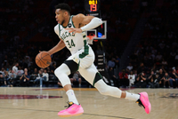 字母哥常规赛160次至少轰30分10板5助 超越大O独占历史第一！