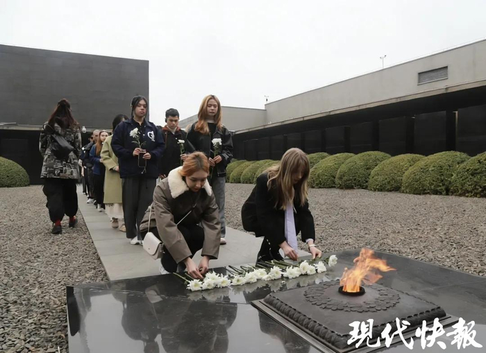 国际青年向南京大屠杀遇难同胞献花